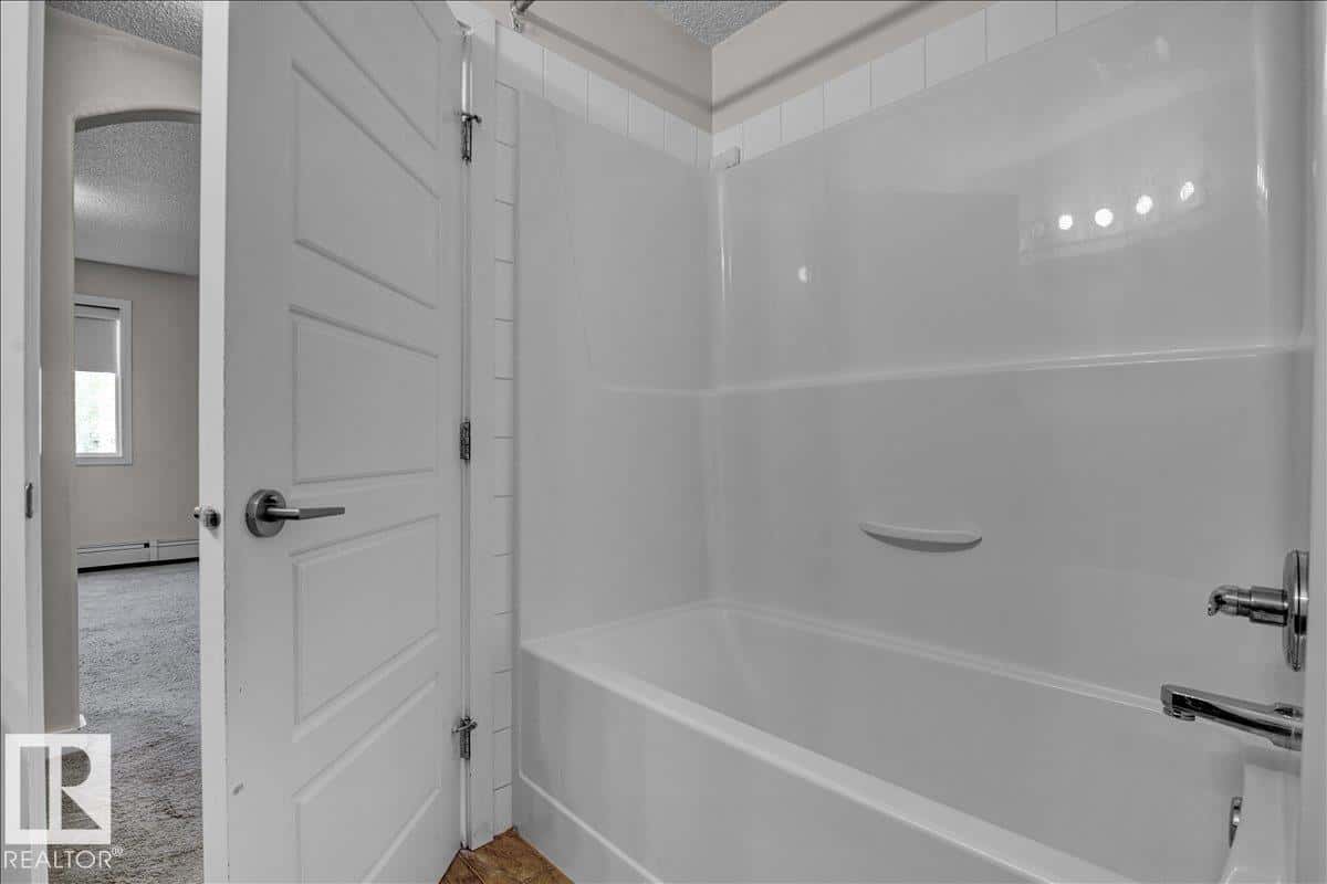 Edmonton — Edmonton - Photo 2 of 38