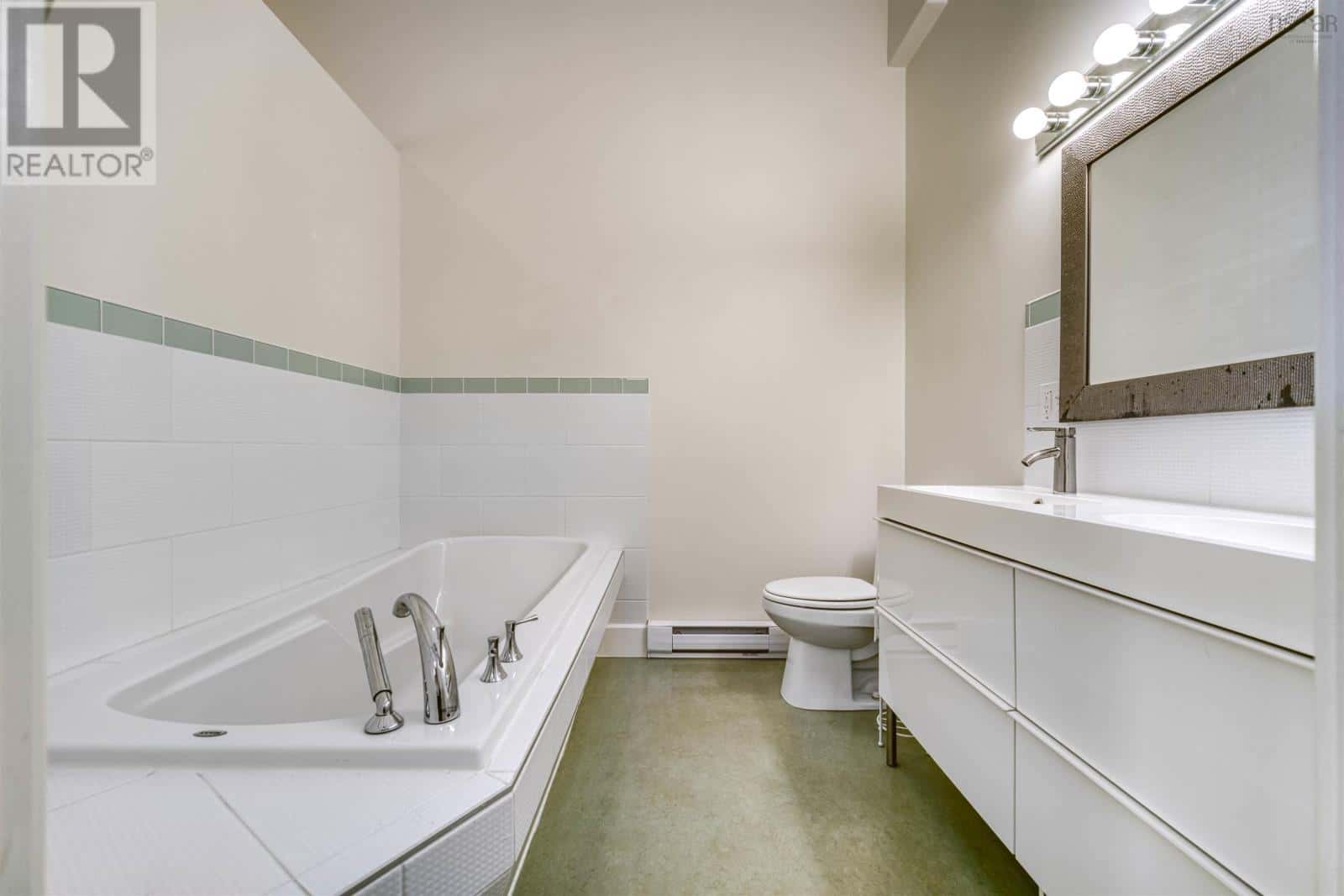 Lunenburg — Lunenburg - Photo 2 of 49