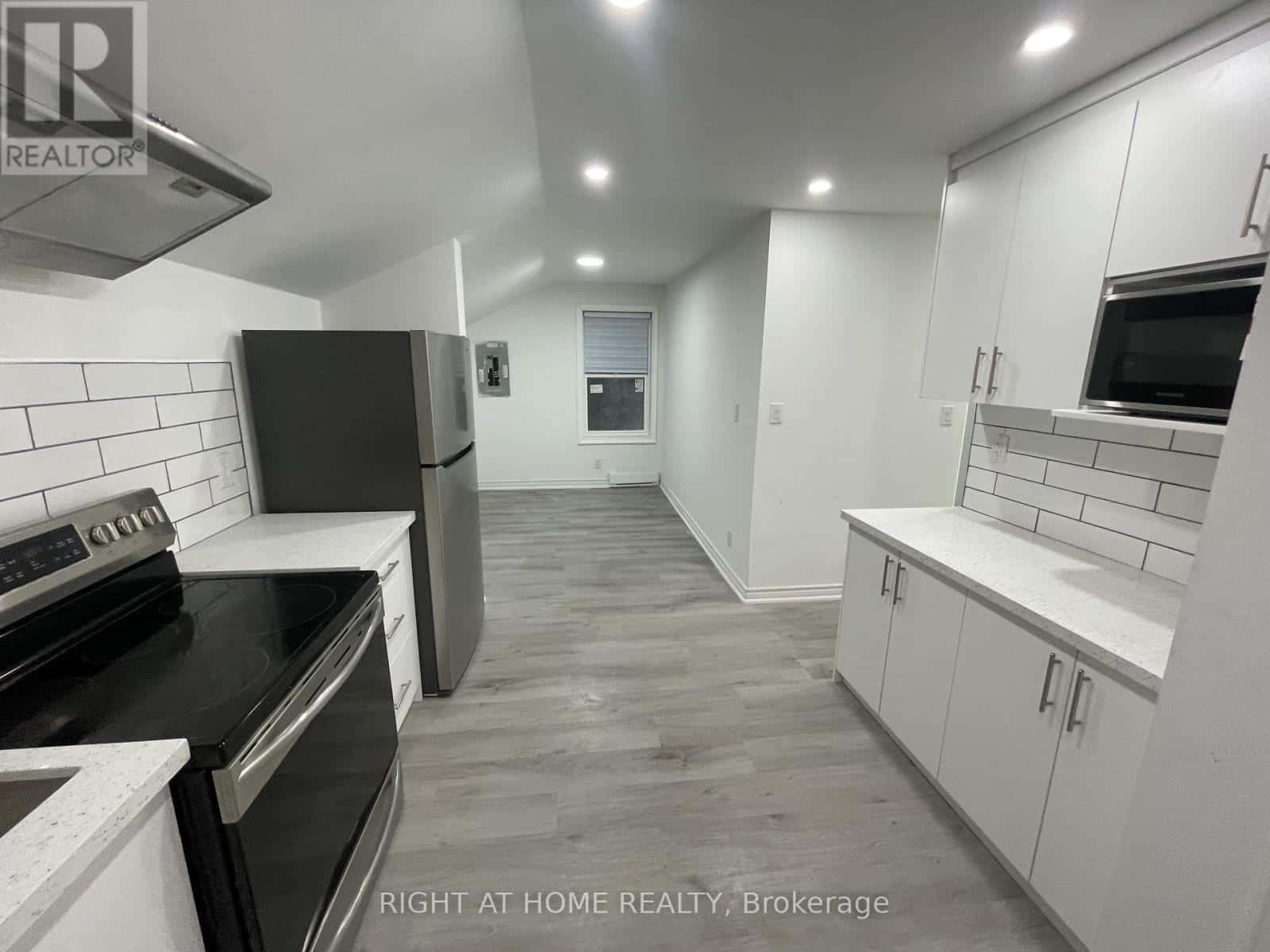 3 - 210 CHATHAM STREET — Brantford - Photo 2 of 16