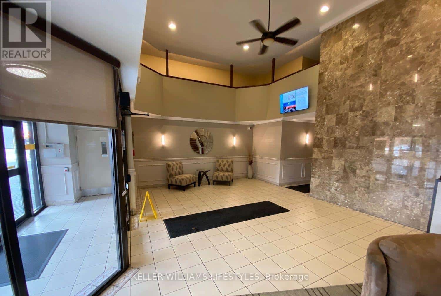 206 - 323 COLBORNE STREET — London East (East K), Ontario - Photo 2 of 30