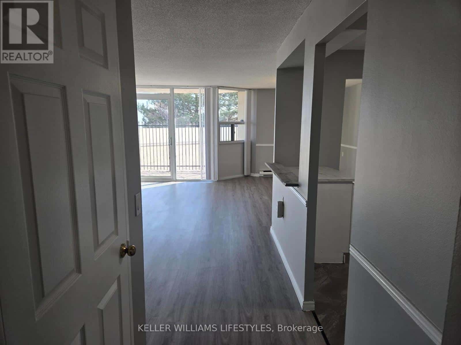 206 - 323 COLBORNE STREET — London East (East K), Ontario - Photo 3 of 30