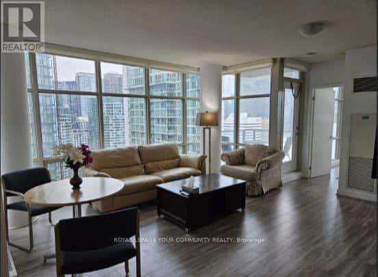 Toronto (Waterfront Communities) — Toronto (Waterfront Communities) - Photo 3 of 8