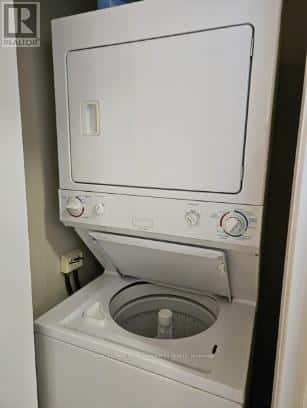 Toronto (Waterfront Communities) — Toronto (Waterfront Communities) - Photo 4 of 8