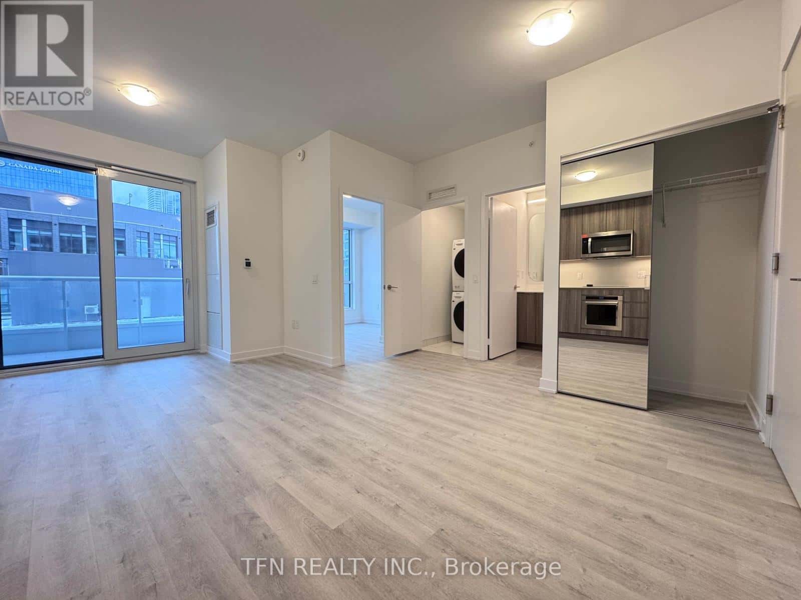 Toronto (Waterfront Communities) — Toronto (Waterfront Communities) - Photo 2 of 11