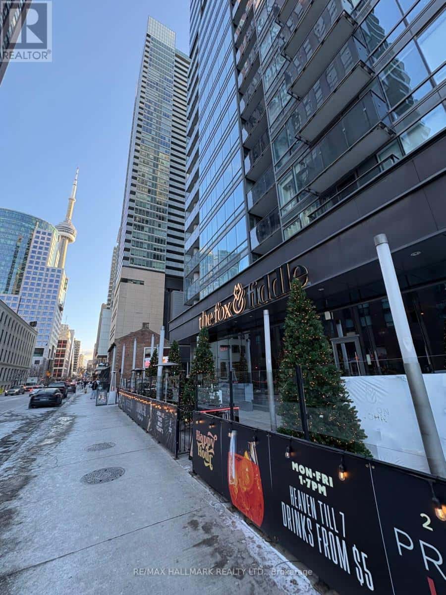 Toronto (Waterfront Communities) — Toronto (Waterfront Communities) - Photo 3 of 23