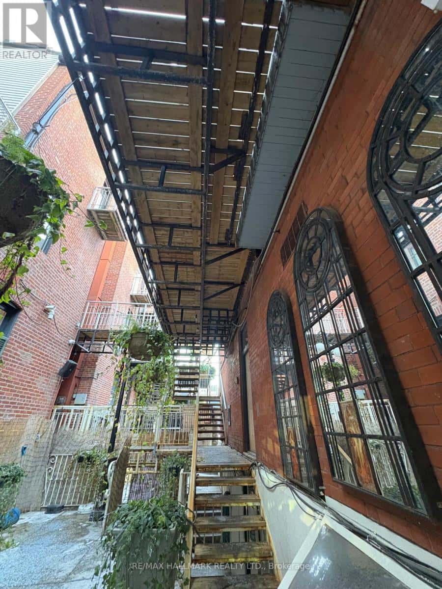 Toronto (Waterfront Communities) — Toronto (Waterfront Communities) - Photo 2 of 23