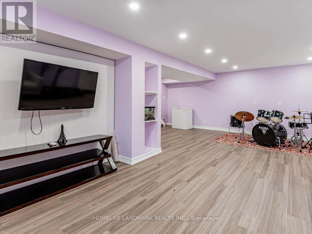 Newmarket (Huron Heights-Leslie Valley) — Newmarket (Huron Heights-Leslie Valley) - Photo 3 of 45