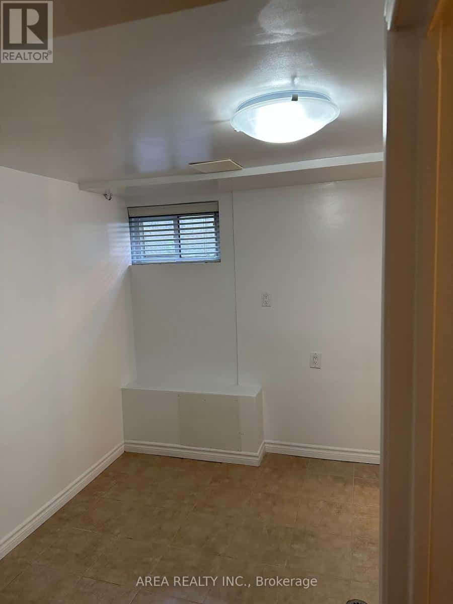 LOWER - 41 CARTWRIGHT AVENUE — Toronto (Yorkdale-Glen Park) - Photo 2 of 13