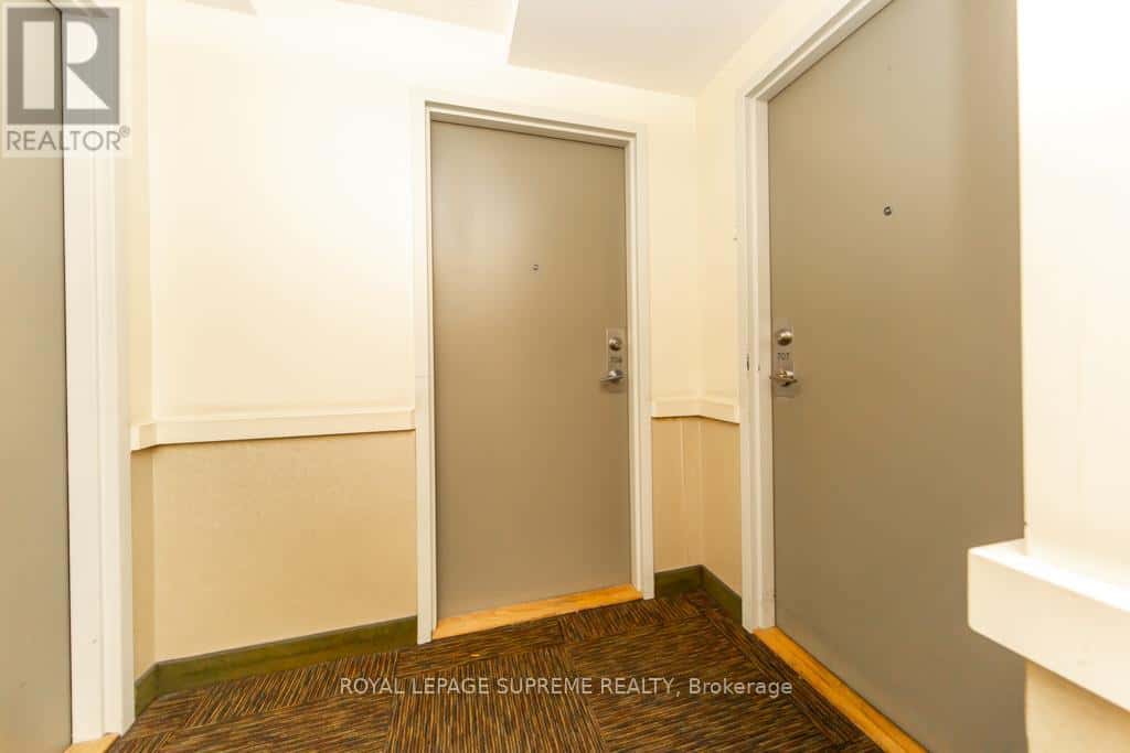 Toronto (Keelesdale-Eglinton West) — Toronto (Keelesdale-Eglinton West) - Photo 4 of 44