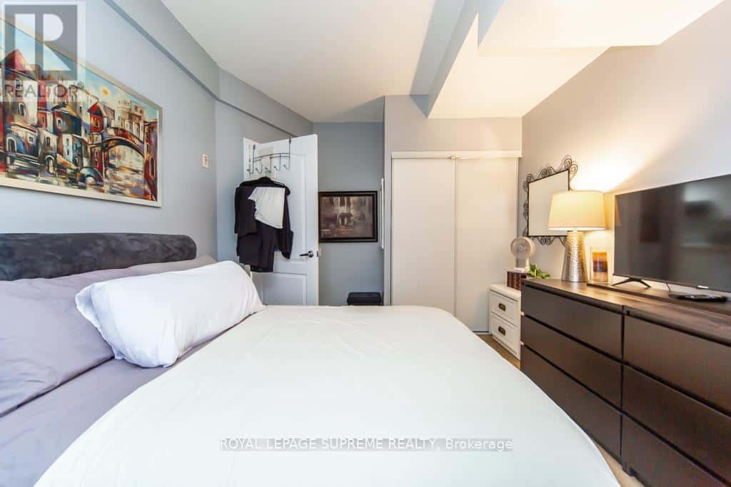 Toronto (Keelesdale-Eglinton West) — Toronto (Keelesdale-Eglinton West) - Photo 3 of 44