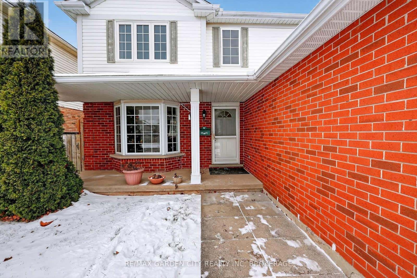 218 CONFEDERATION AVENUE — Thorold (Confederation Heights), Ontario - Photo 4 of 41