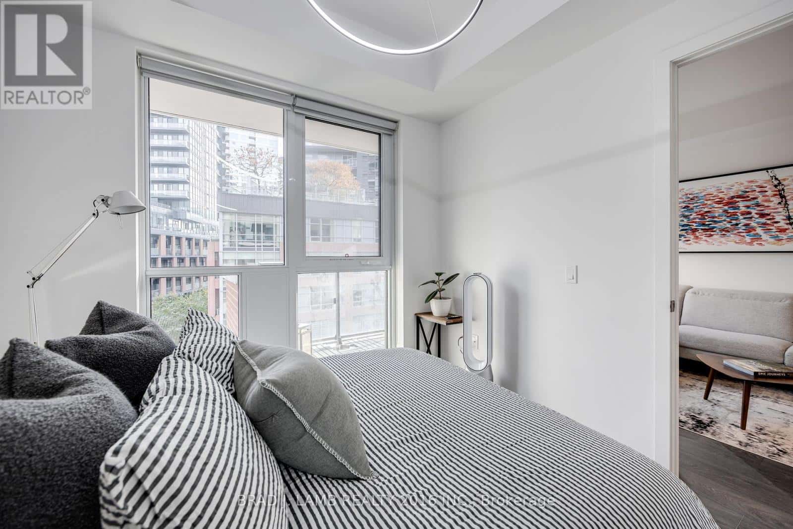 Toronto (Waterfront Communities) — Toronto (Waterfront Communities) - Photo 2 of 24