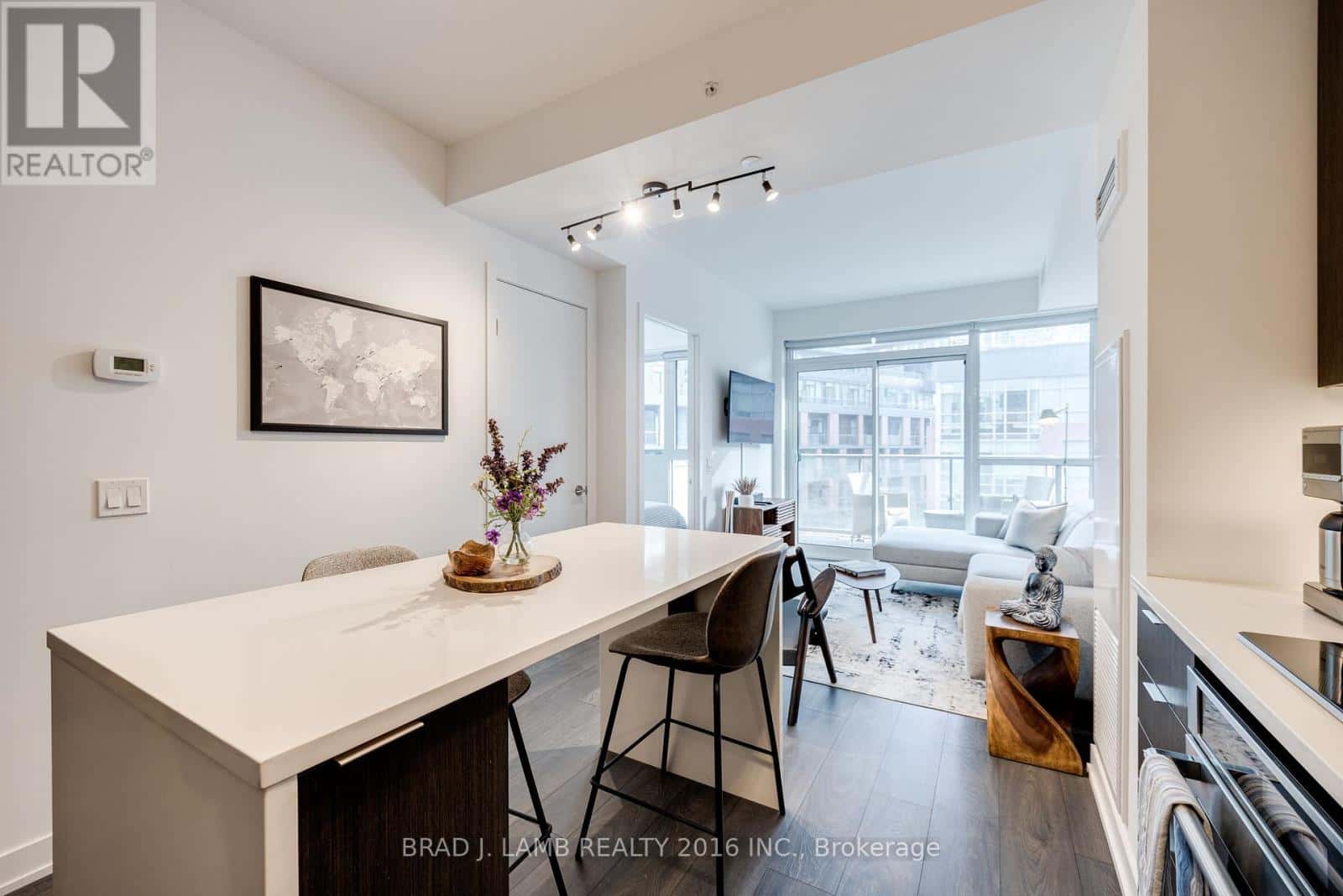 Toronto (Waterfront Communities) — Toronto (Waterfront Communities) - Photo 5 of 24