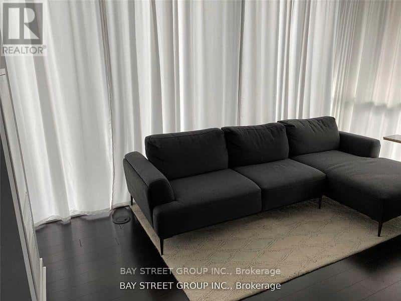 Toronto (Bay Street Corridor) — Toronto (Bay Street Corridor) - Photo 2 of 12