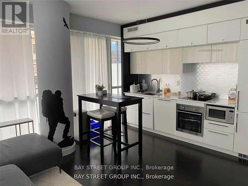 Toronto (Bay Street Corridor) — Toronto (Bay Street Corridor) - Photo 4 of 12