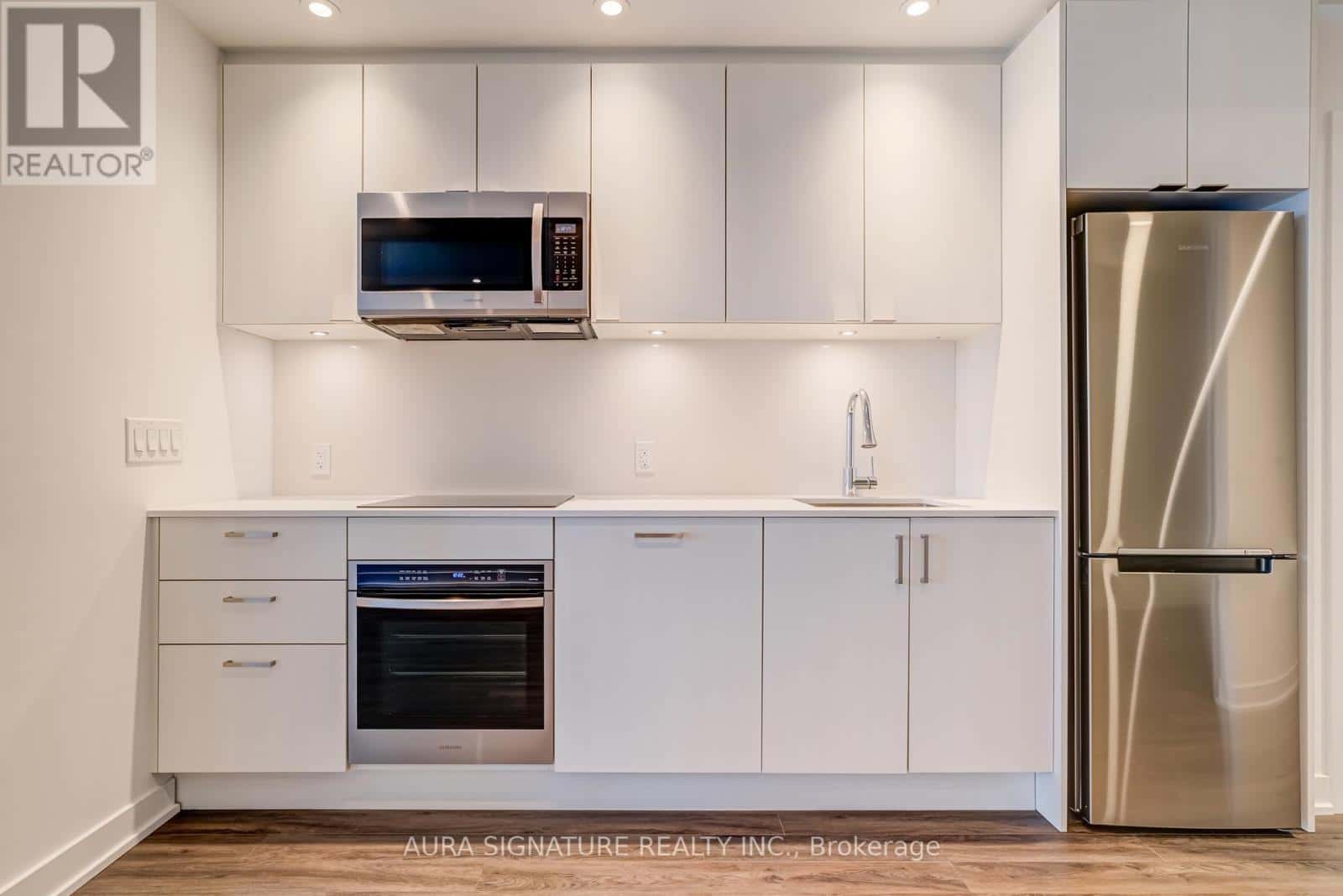 Toronto (South Parkdale) — Toronto (South Parkdale) - Photo 2 of 27