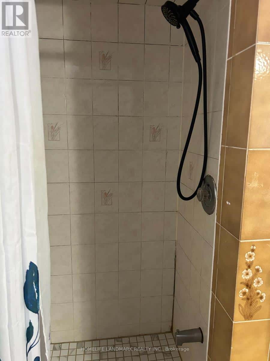 Toronto (Newtonbrook East) — Toronto (Newtonbrook East) - Photo 5 of 7