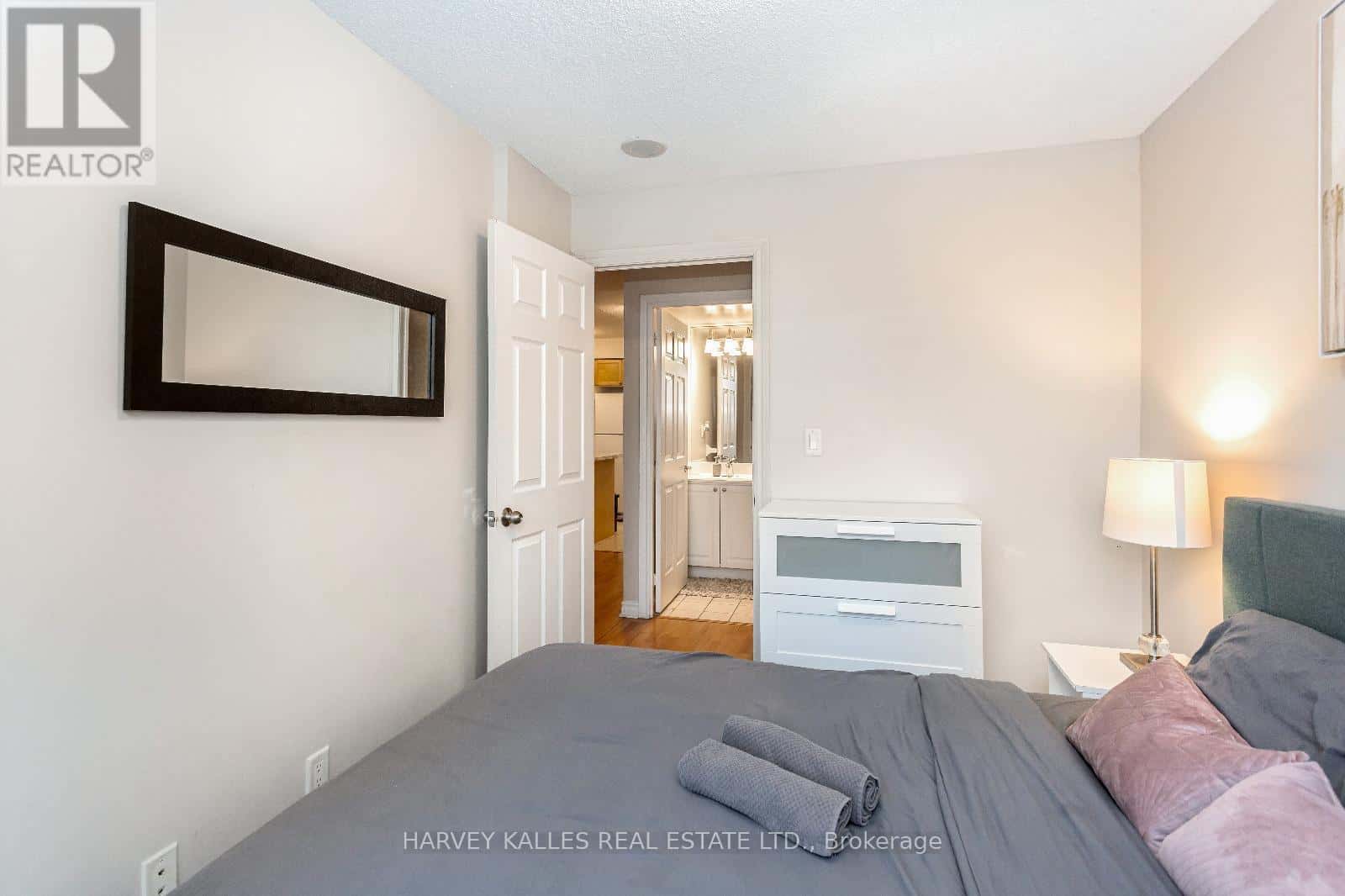 1626 - 3888 DUKE OF YORK BOULEVARD — Mississauga (City Centre) - Photo 4 of 38