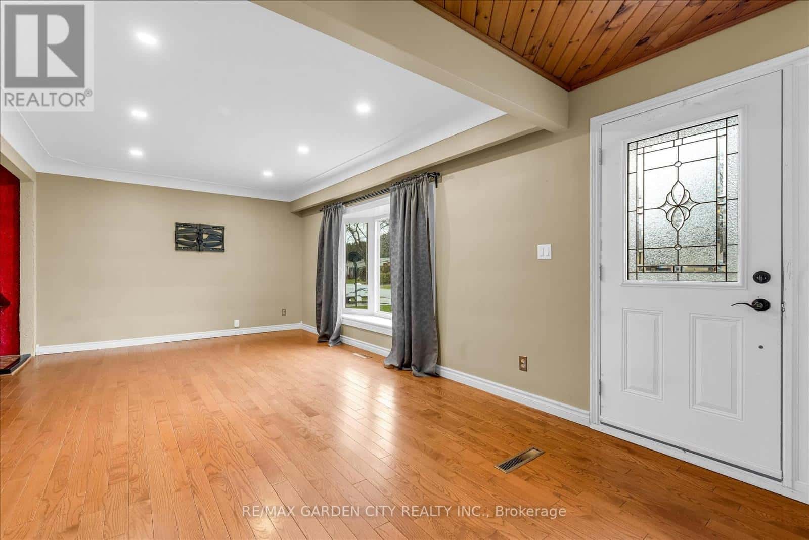 17 MARILYN STREET — Grimsby (Grimsby East) - Photo 4 of 27