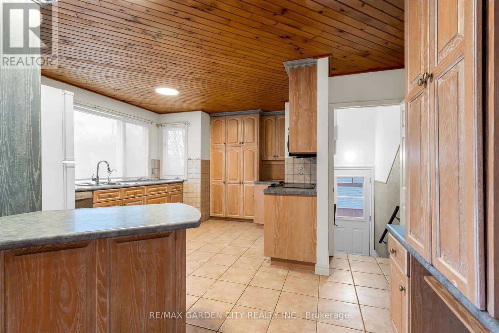 17 MARILYN STREET — Grimsby (Grimsby East) - Photo 2 of 27