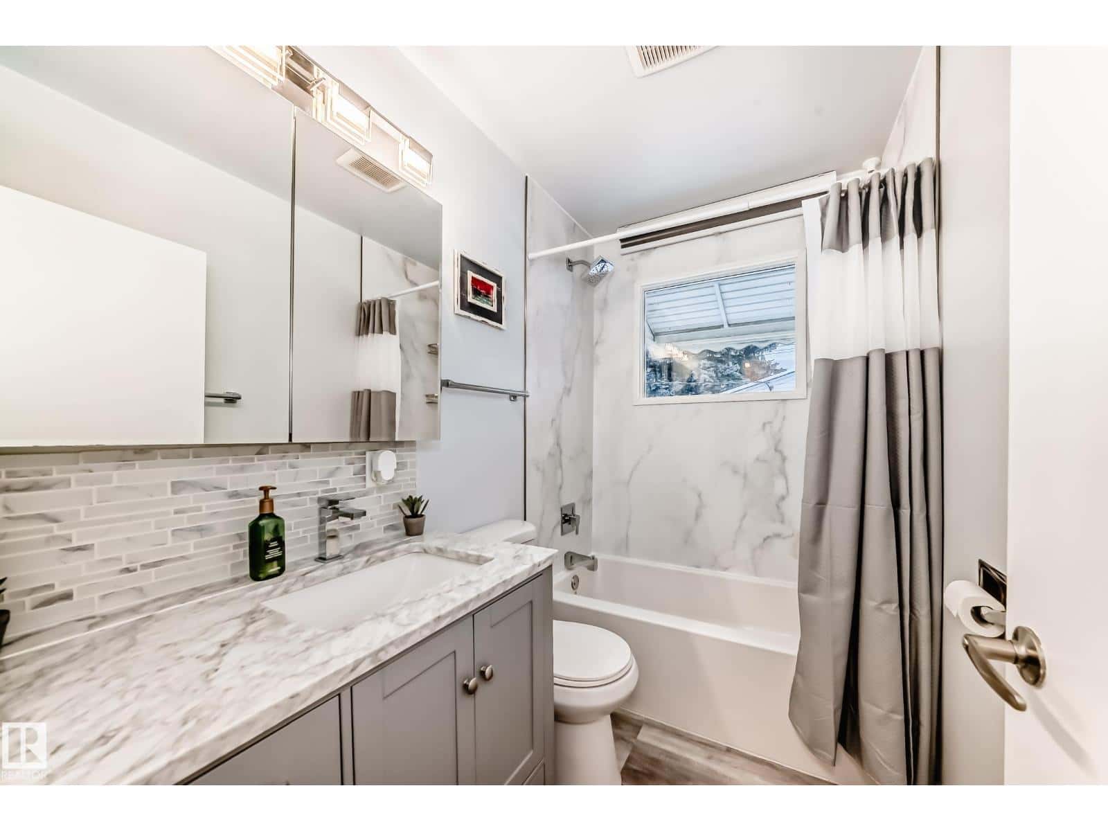 Edmonton — Edmonton - Photo 5 of 47