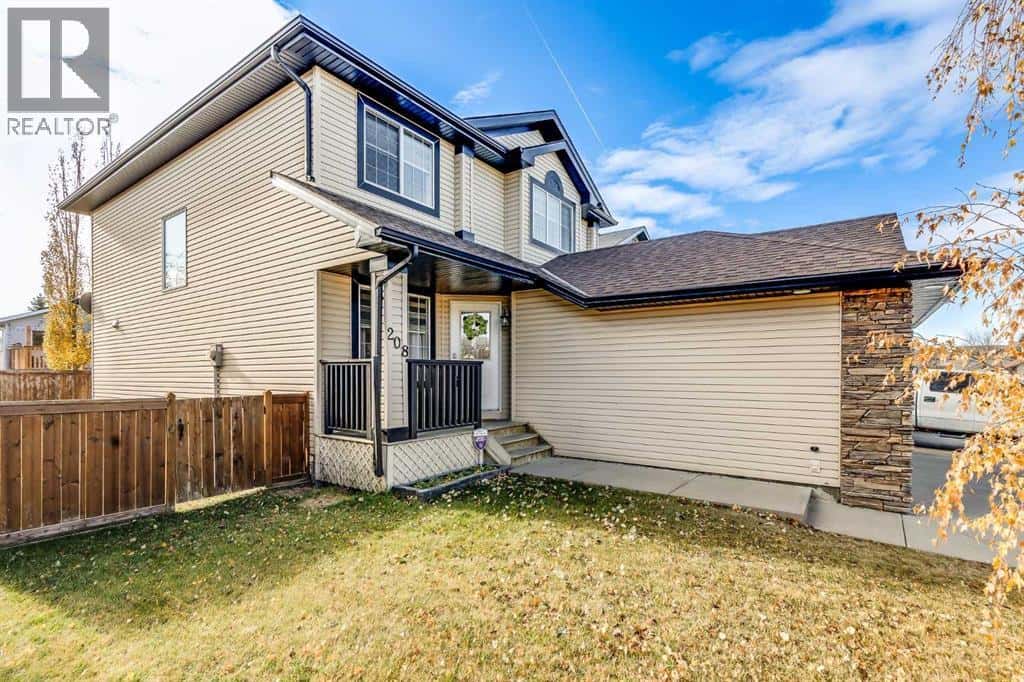 208 Fairways Bay NW — Airdrie, Alberta - Photo 2 of 46