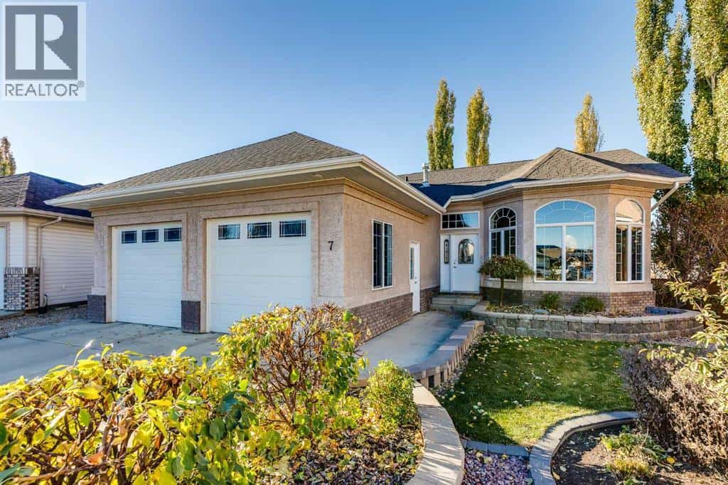 7 Filbert Close — Sylvan Lake, Alberta - Photo 2 of 50