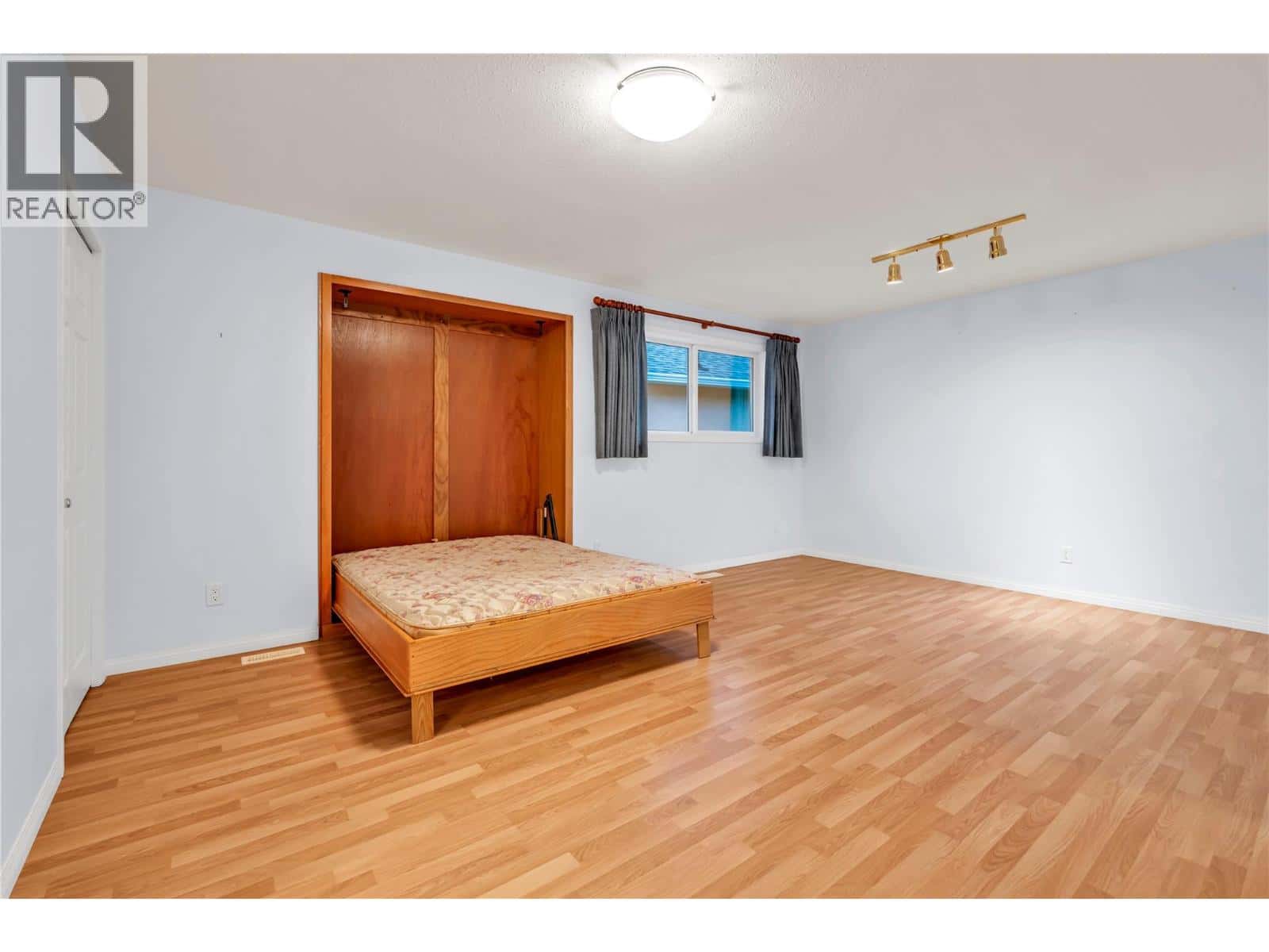 Oliver — Oliver - Photo 5 of 11