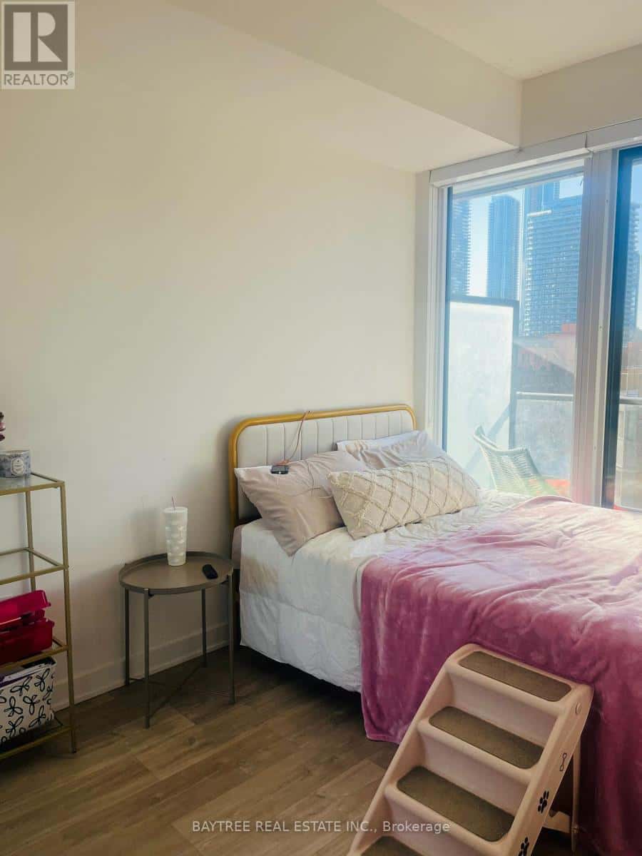 Toronto (Waterfront Communities) — Toronto (Waterfront Communities) - Photo 4 of 8