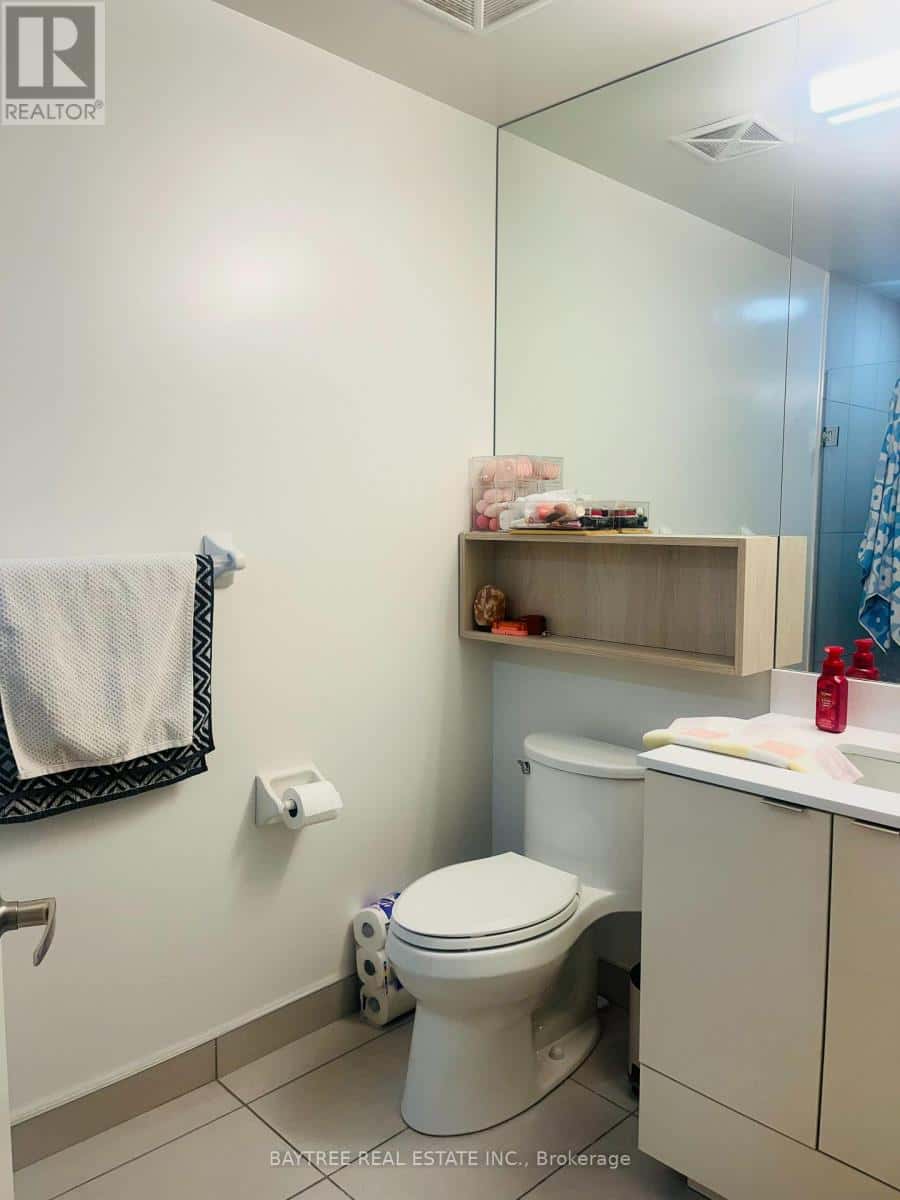 Toronto (Waterfront Communities) — Toronto (Waterfront Communities) - Photo 3 of 8