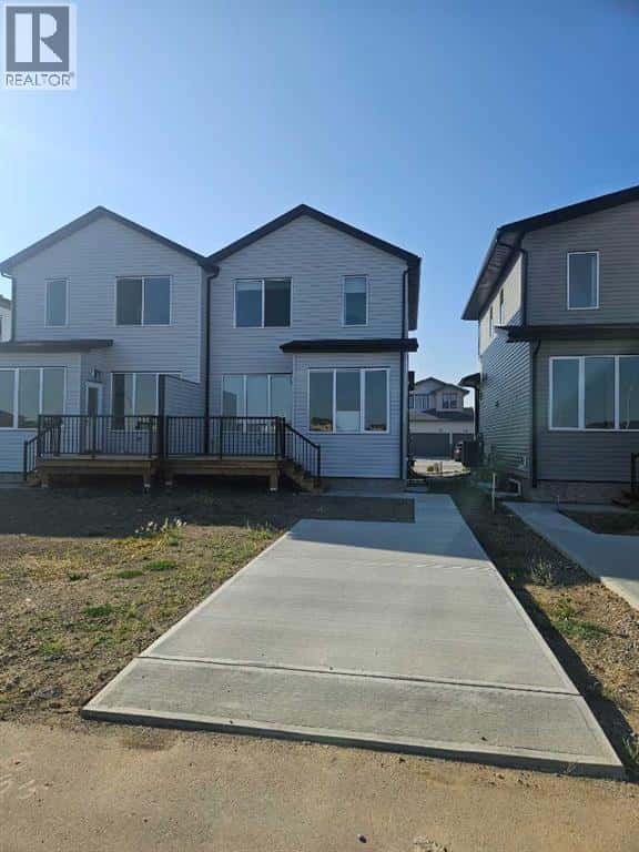 4345 31 Avenue S — Lethbridge, Alberta - Photo 2 of 17