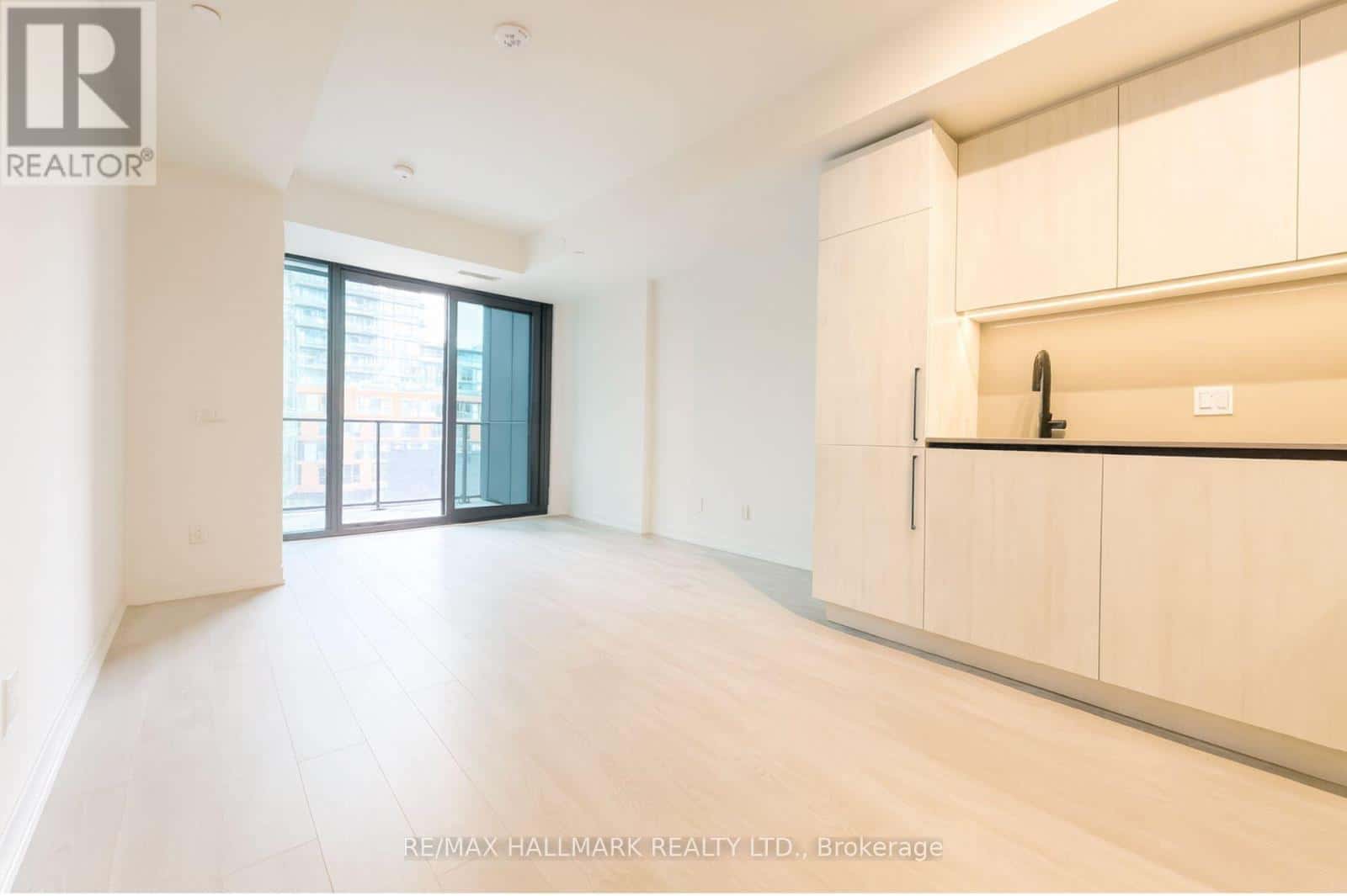 Toronto (Waterfront Communities) — Toronto (Waterfront Communities) - Photo 4 of 21