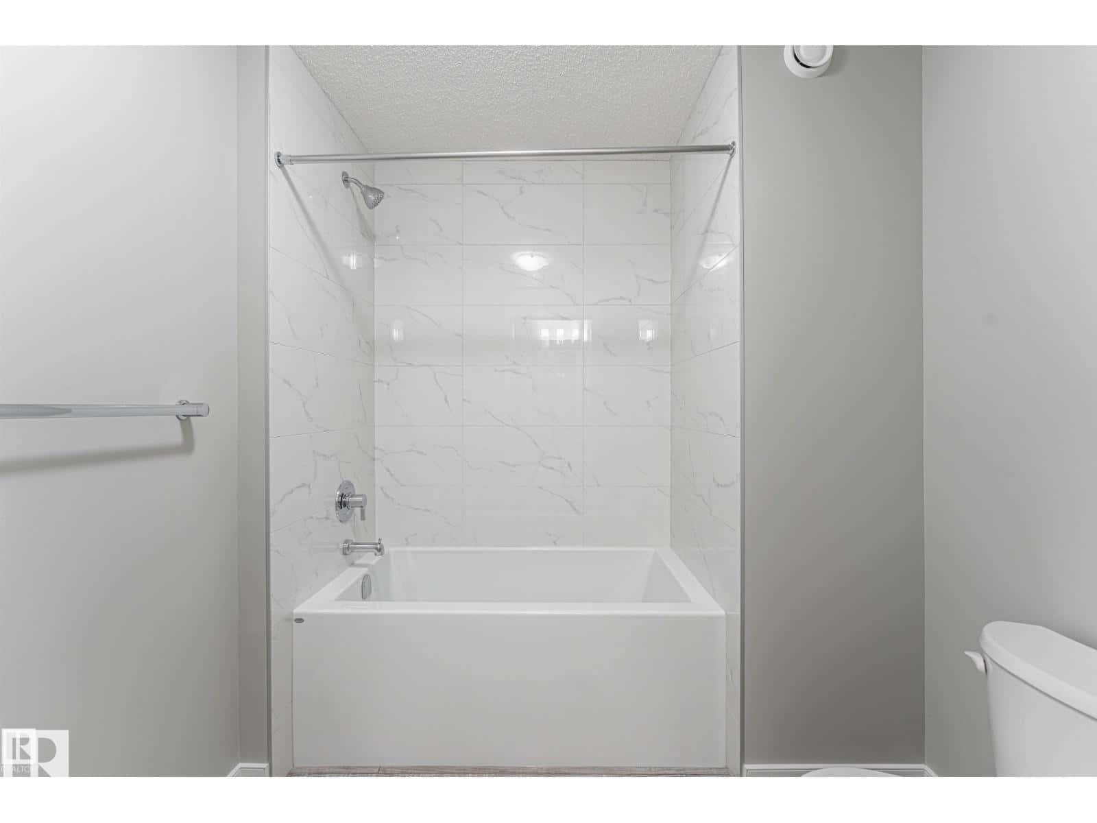 Edmonton — Edmonton - Photo 5 of 33