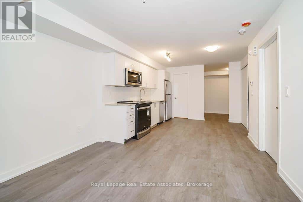 Toronto (Victoria Village) — Toronto (Victoria Village) - Photo 4 of 17