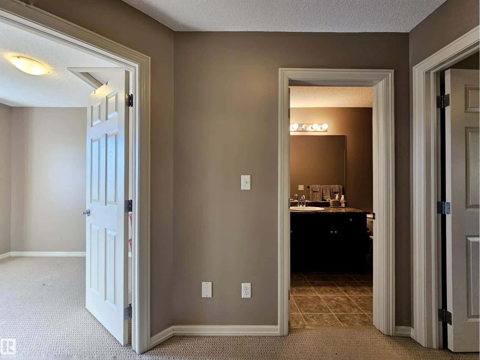 #29 1404 HERMITAGE RD NW — Edmonton - Photo 2 of 52