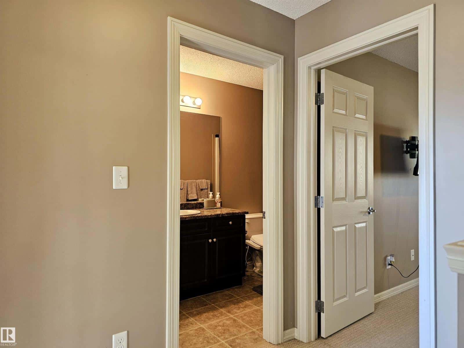 #29 1404 HERMITAGE RD NW — Edmonton - Photo 3 of 52