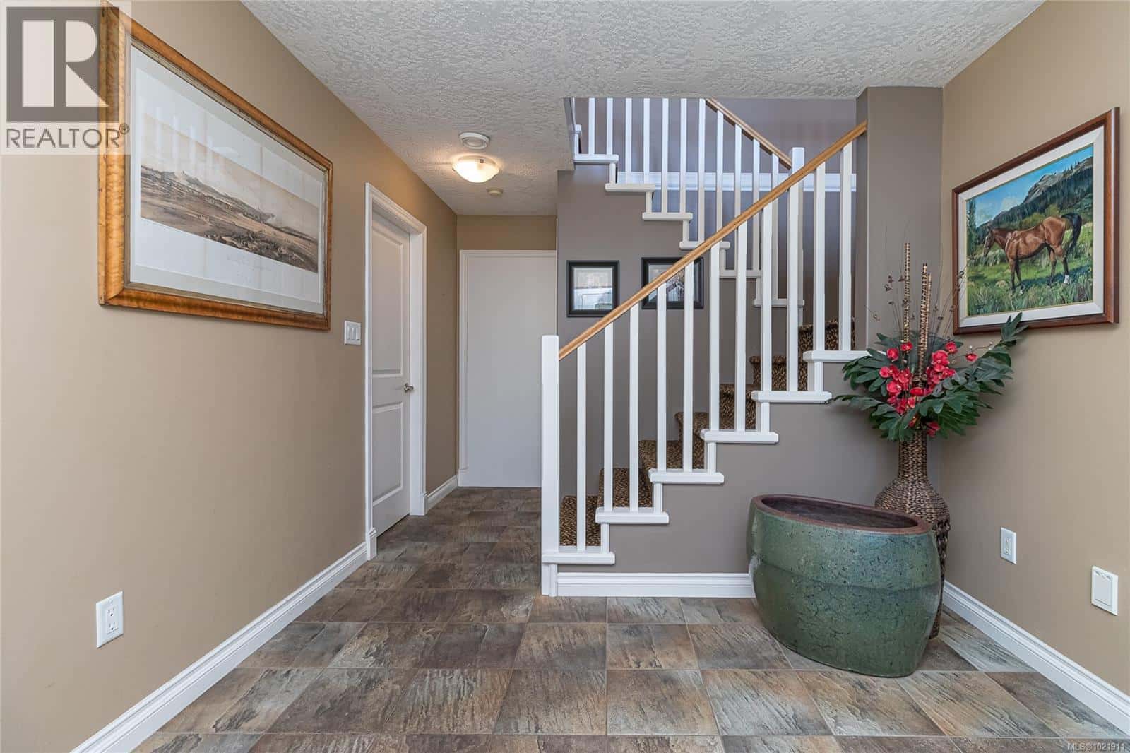 1204 Knockan Pl — Saanich, British Columbia - Photo 5 of 71