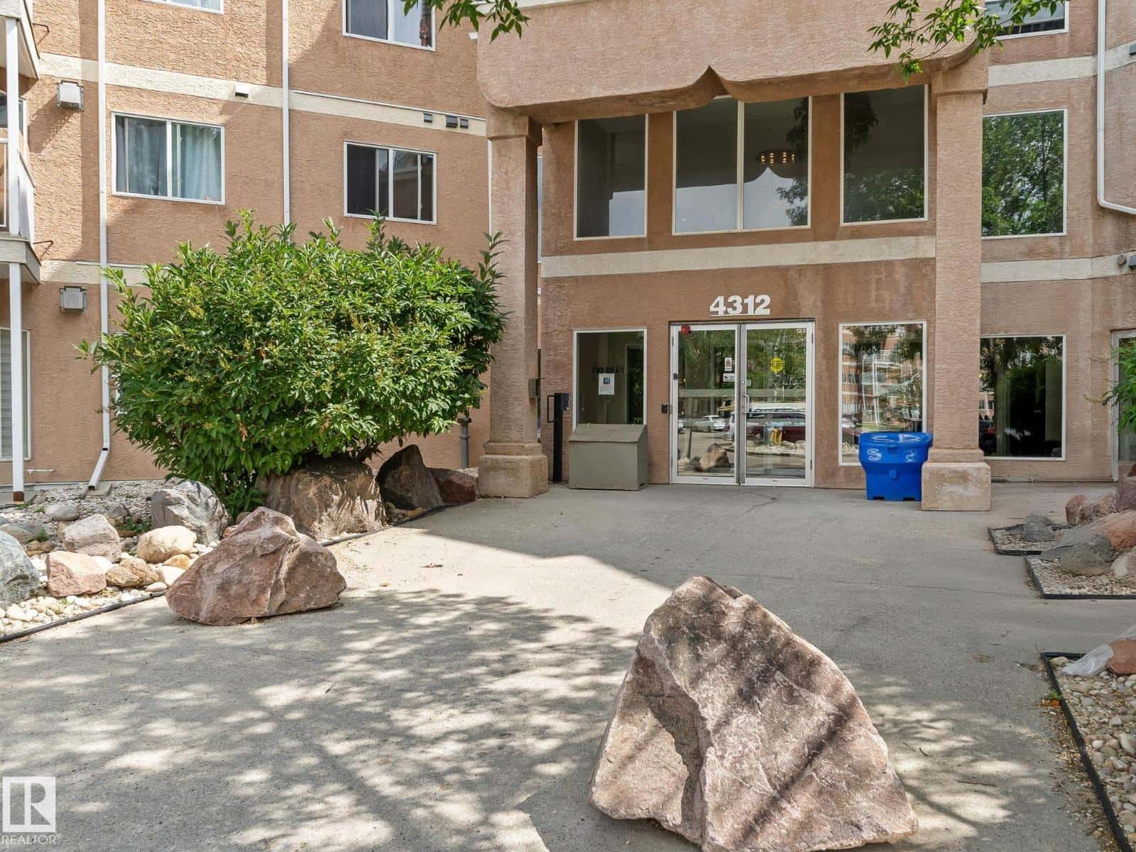 Edmonton — Edmonton - Photo 2 of 46