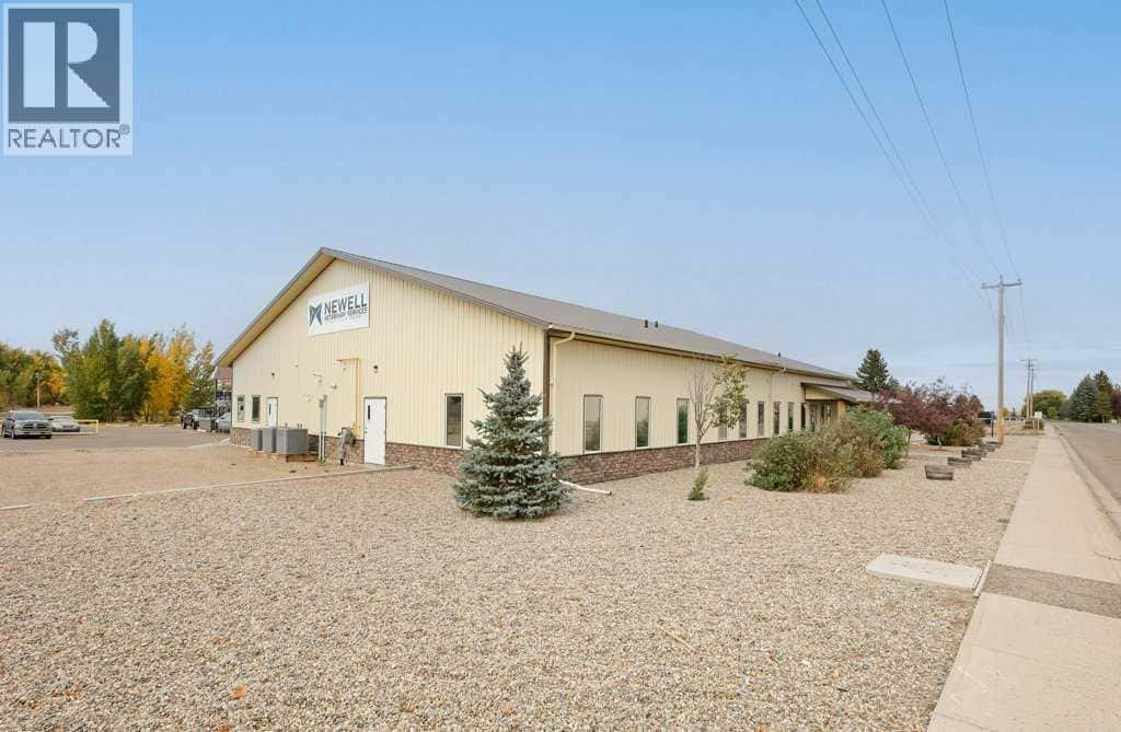 50 Upland Boulevard W — Brooks, Alberta - Photo 3 of 47