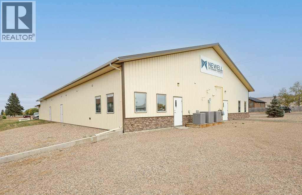 50 Upland Boulevard W — Brooks, Alberta - Photo 4 of 47