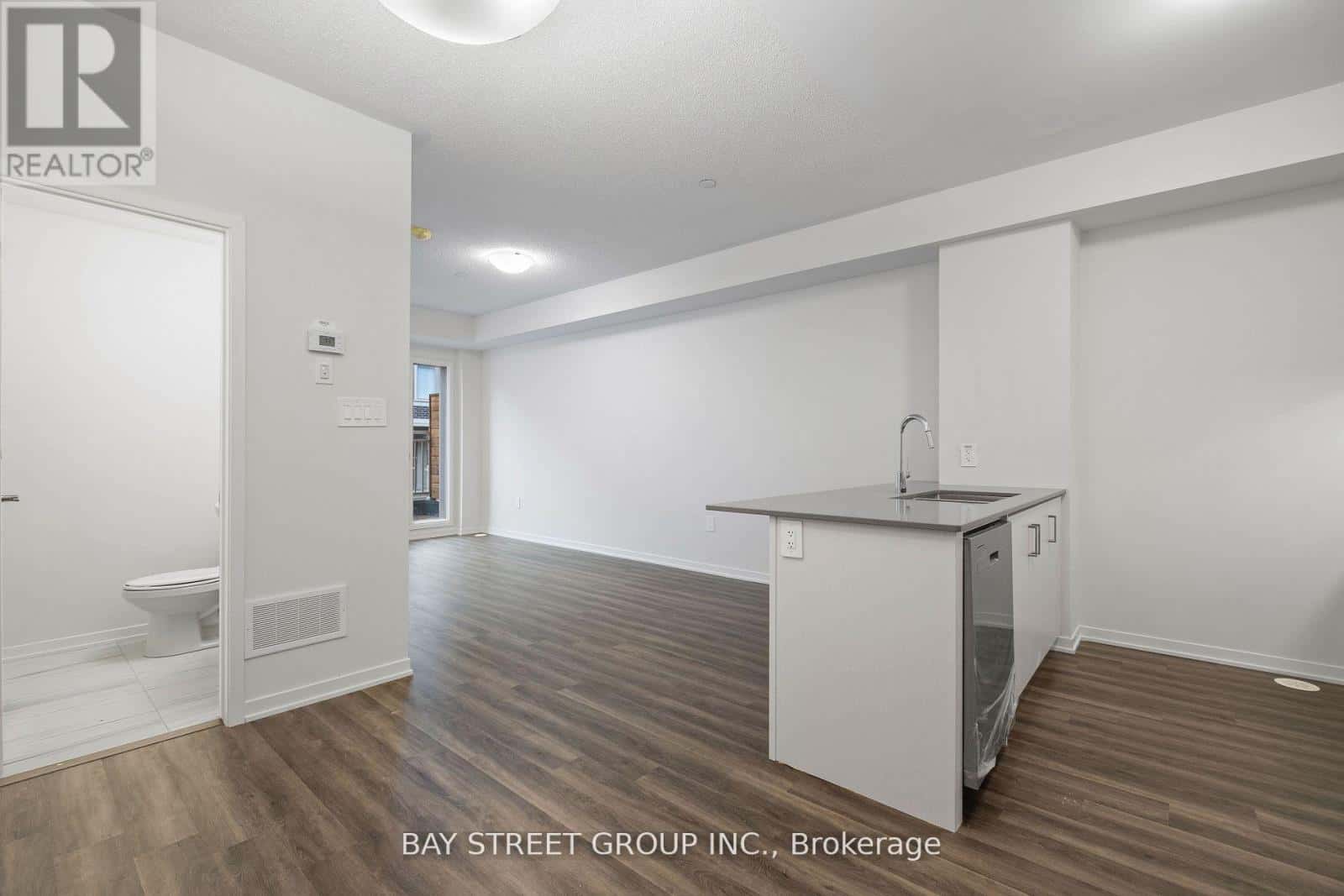 57 - 31 HONEYCRISP CRESCENT — Vaughan (Vaughan Corporate Centre) - Photo 2 of 24