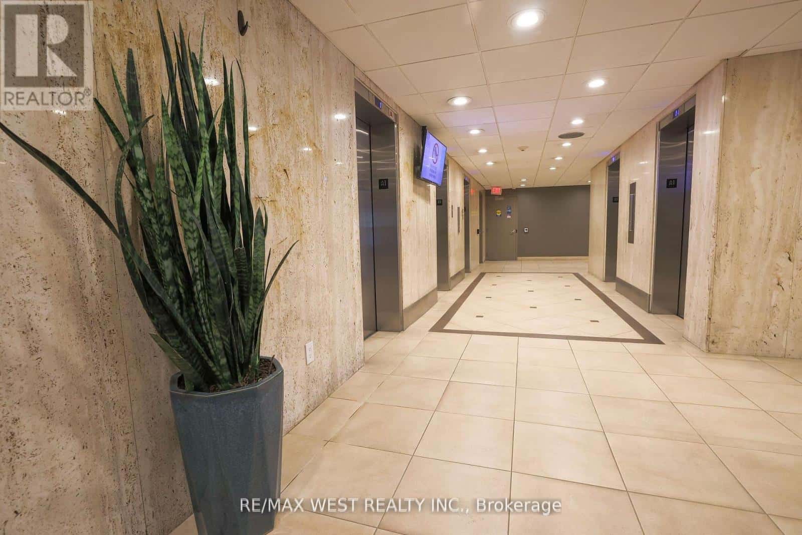 Toronto (Mount Dennis) — Toronto (Mount Dennis) - Photo 5 of 38