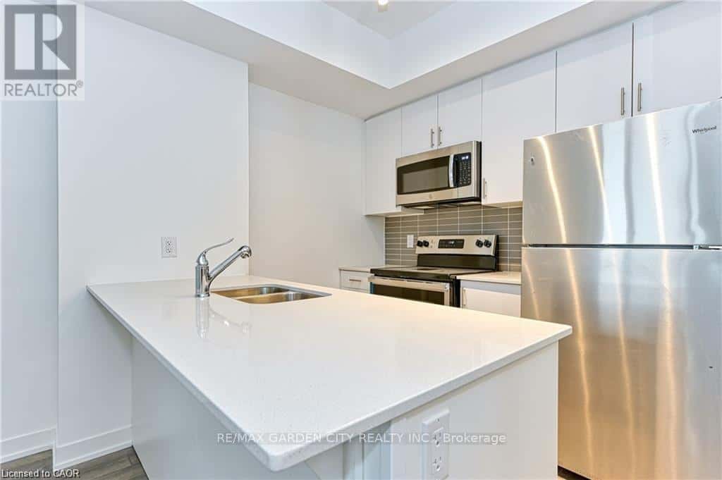 Grimsby (Grimsby Beach) — Grimsby (Grimsby Beach) - Photo 3 of 12