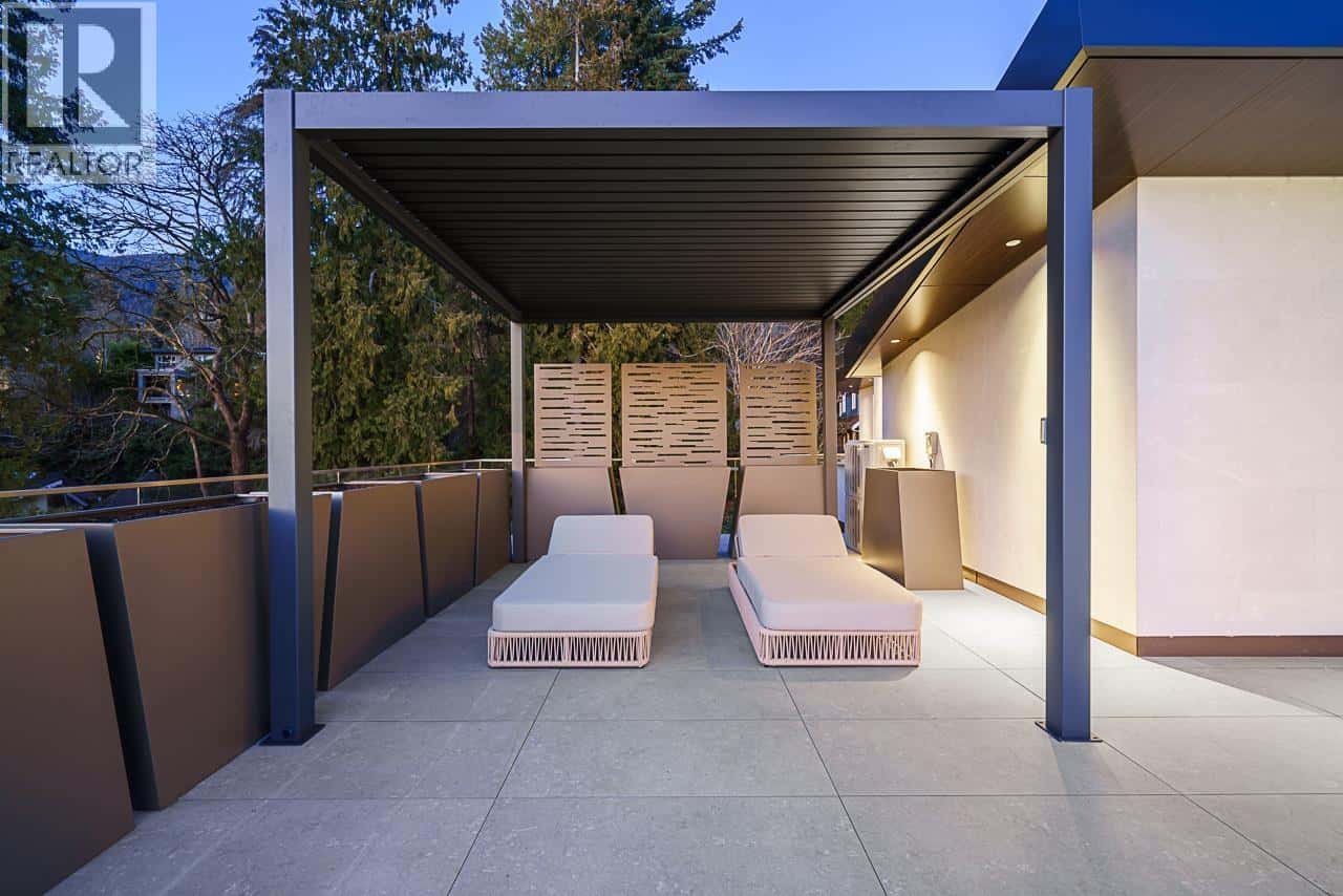 West Vancouver — West Vancouver - Photo 3 of 40