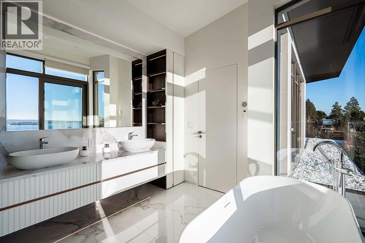 West Vancouver — West Vancouver - Photo 2 of 40