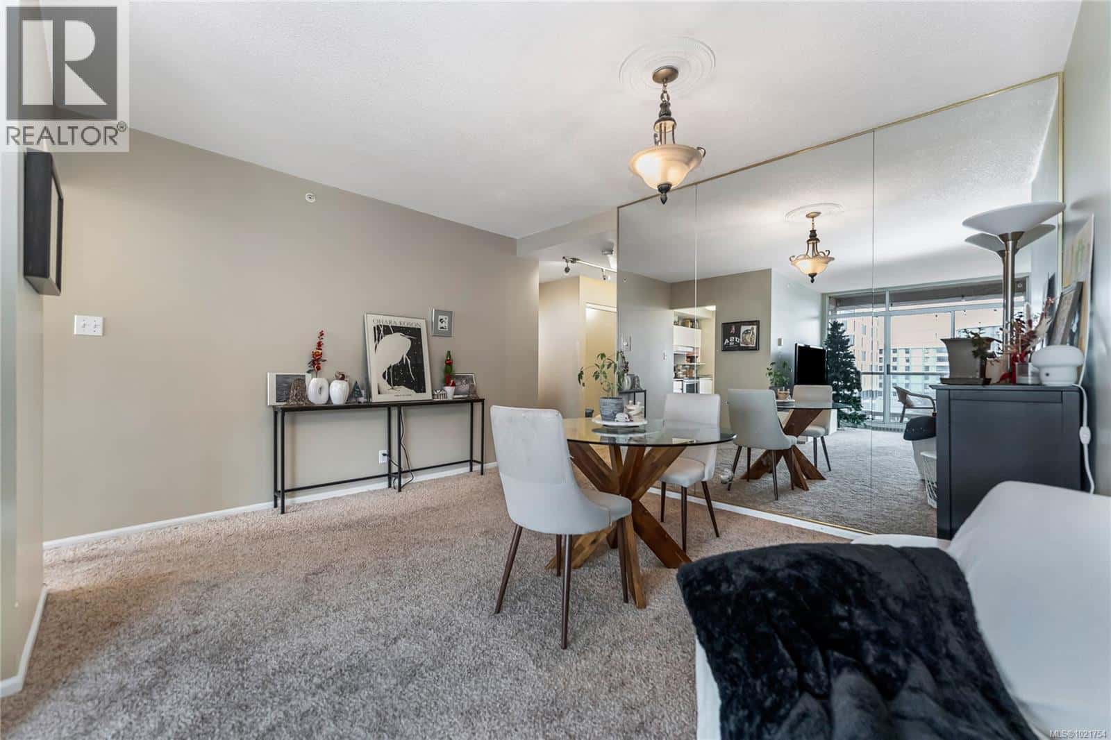 1004 1020 View St — Victoria, British Columbia - Photo 4 of 25