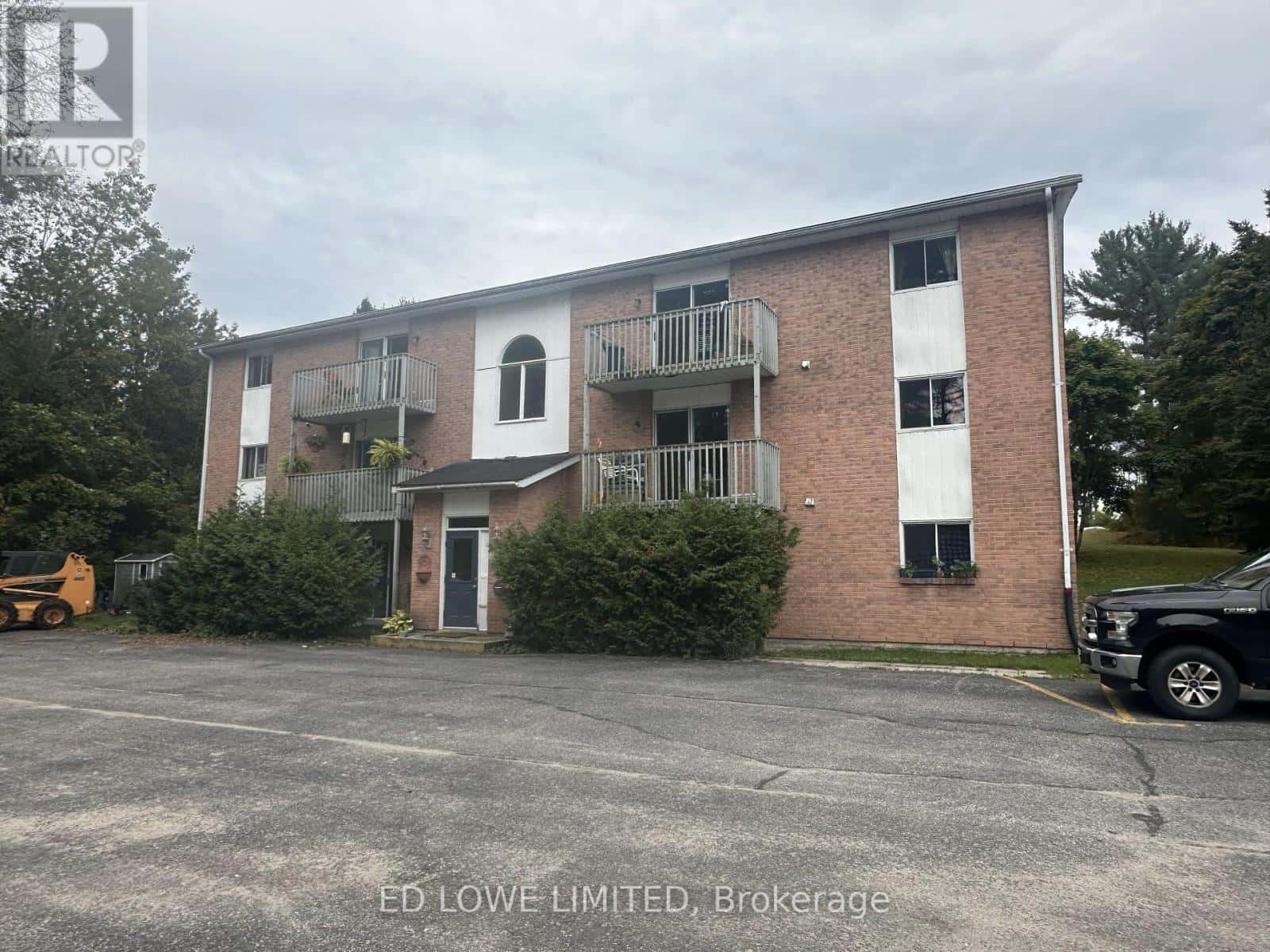 25 ALEXANDRA STREET — Bracebridge (Macaulay), Ontario - Photo 2 of 6