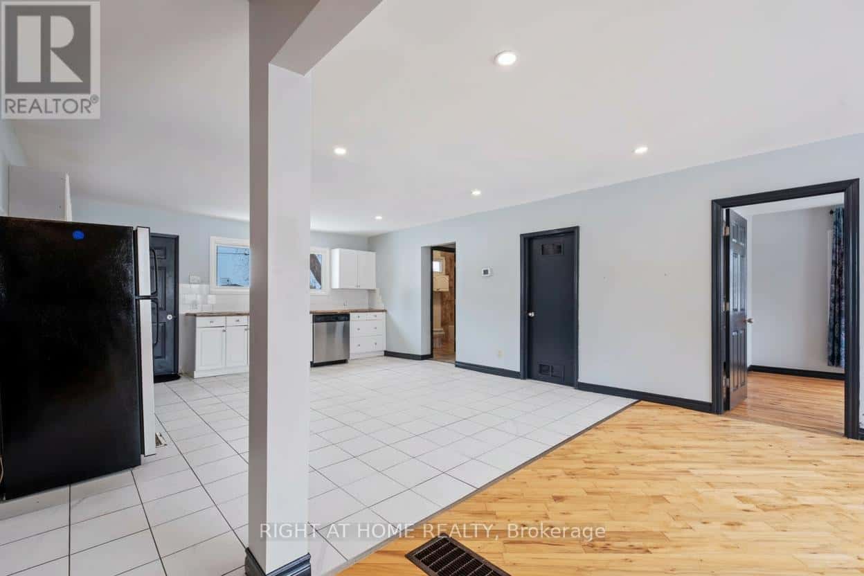 Niagara Falls (Ascot) — Niagara Falls (Ascot) - Photo 4 of 36