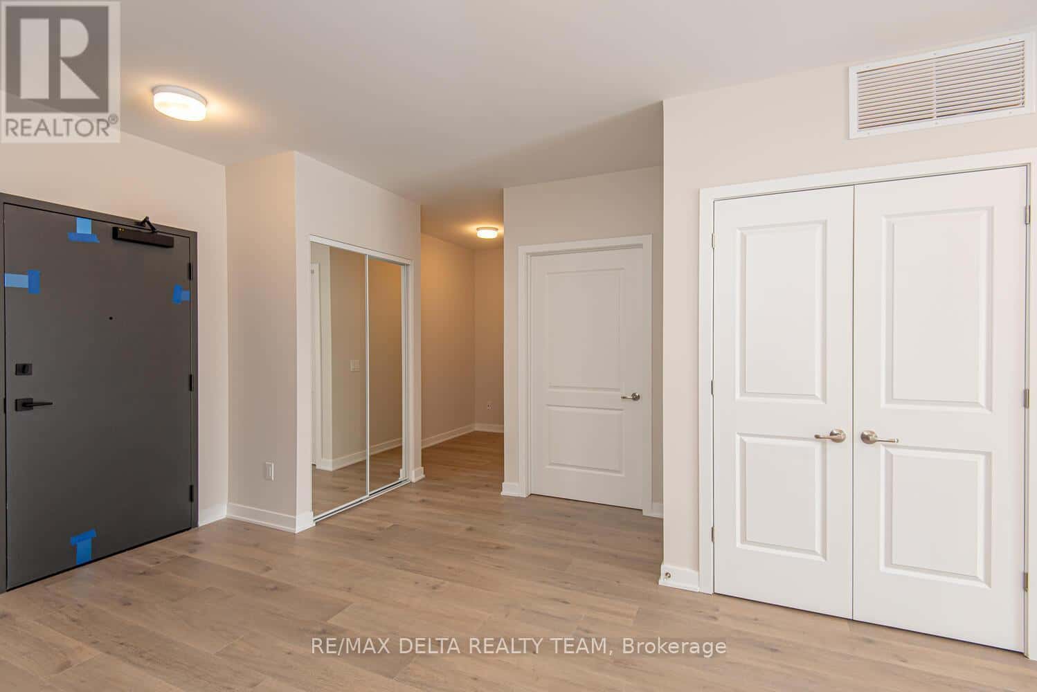 Ottawa — Ottawa - Photo 2 of 22