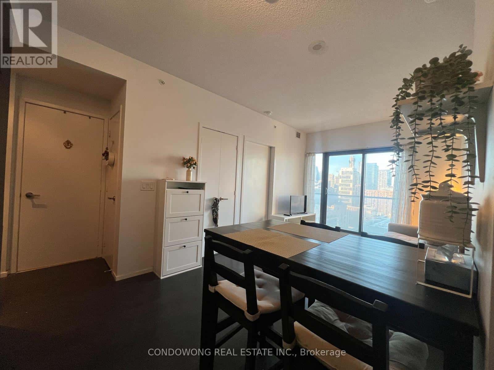 Toronto (Church-Yonge Corridor) — Toronto (Church-Yonge Corridor) - Photo 2 of 22